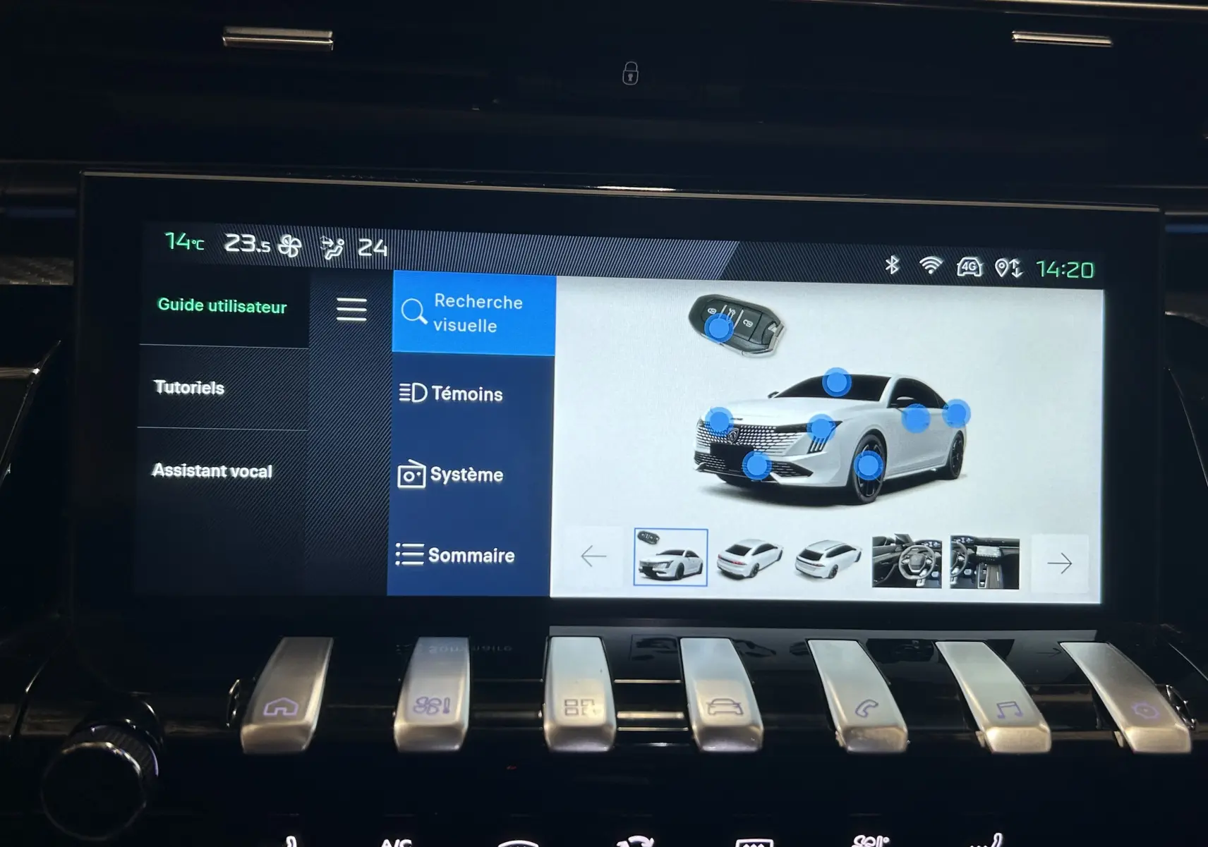 Écran tactile intérieur montrant l'interface caméra 360° d'une Peugeot 508 SW gris Selenium, avec commandes tactiles en bas.