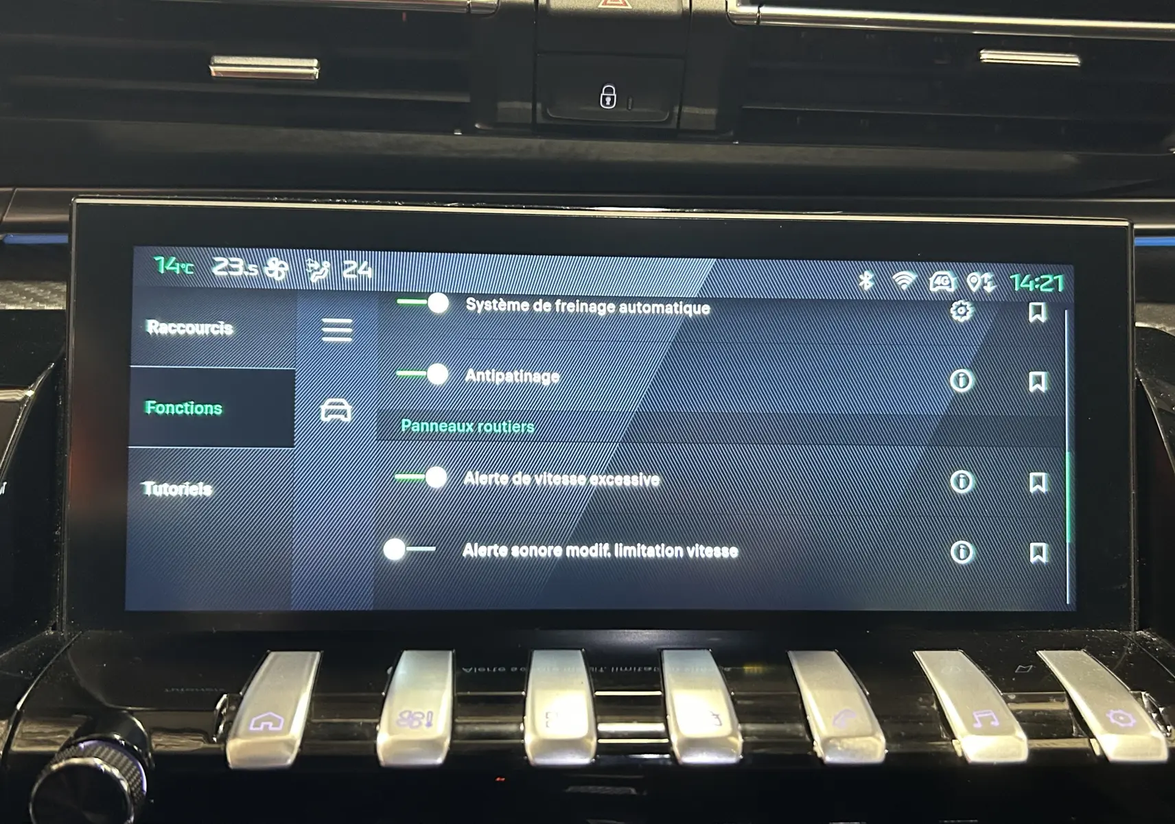 Écran tactile central de la Peugeot 508 SW gris Selenium affichant les réglages d'assistance à la conduite.
