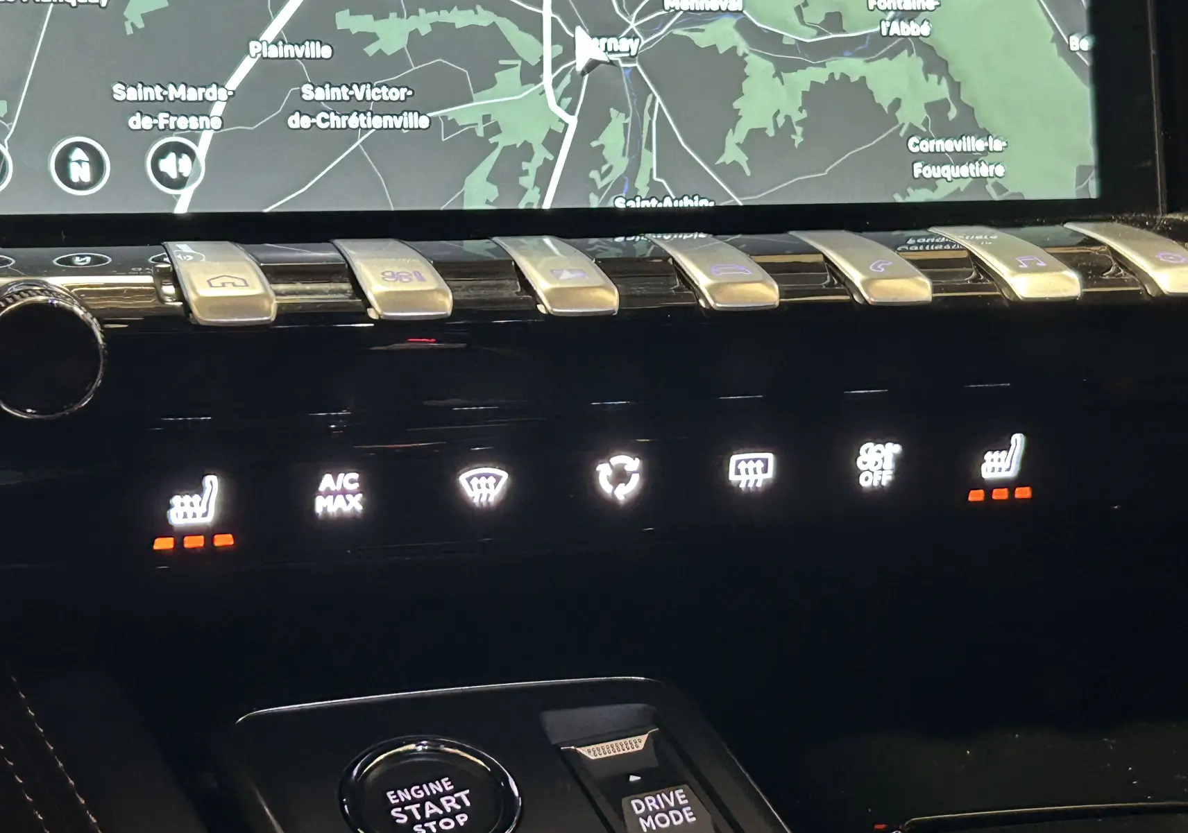 Gros plan sur la console centrale du Peugeot 508 SW gris Selenium, avec commandes tactiles et écran GPS allumé.