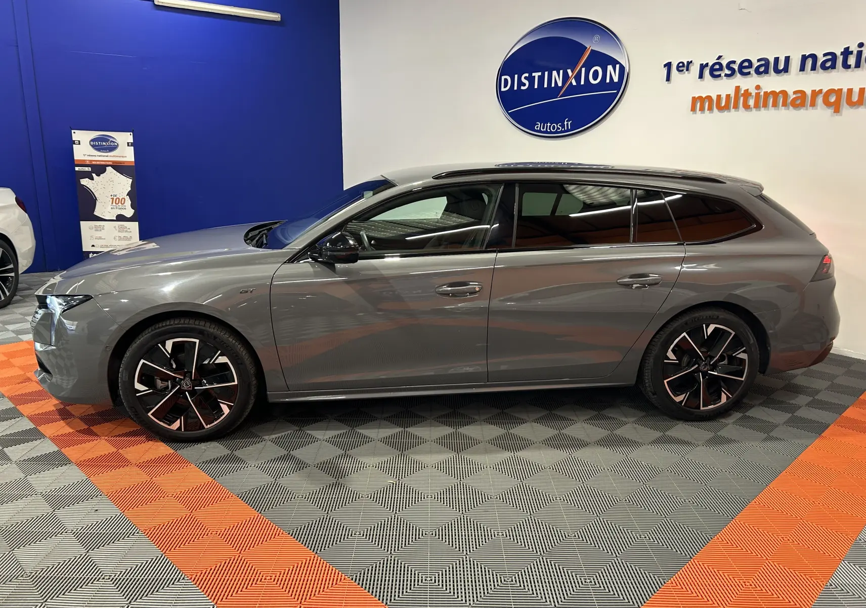 Peugeot 508 SW gris Selenium vue de profil côté gauche, soulignant ses jantes noires et son design élégant.