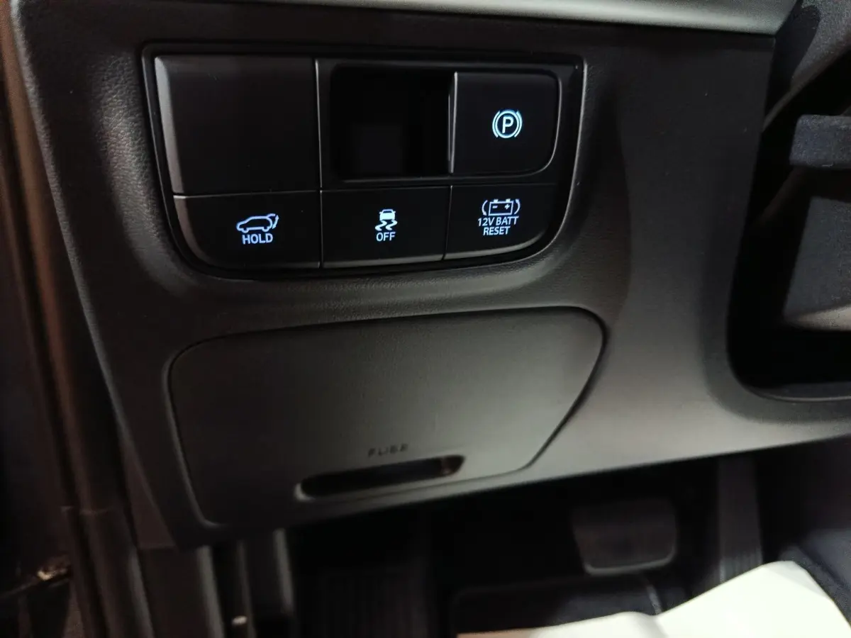 Gros plan sur les commandes noires du tableau de bord côté conducteur du Hyundai Tucson 1.6 Hybrid gris clair, 2025.