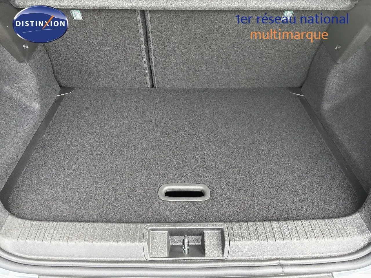 Coffre ouvert du Renault Captur II gris Rafale métal avec intérieur noir, vue en plongée sur l'espace de chargement.