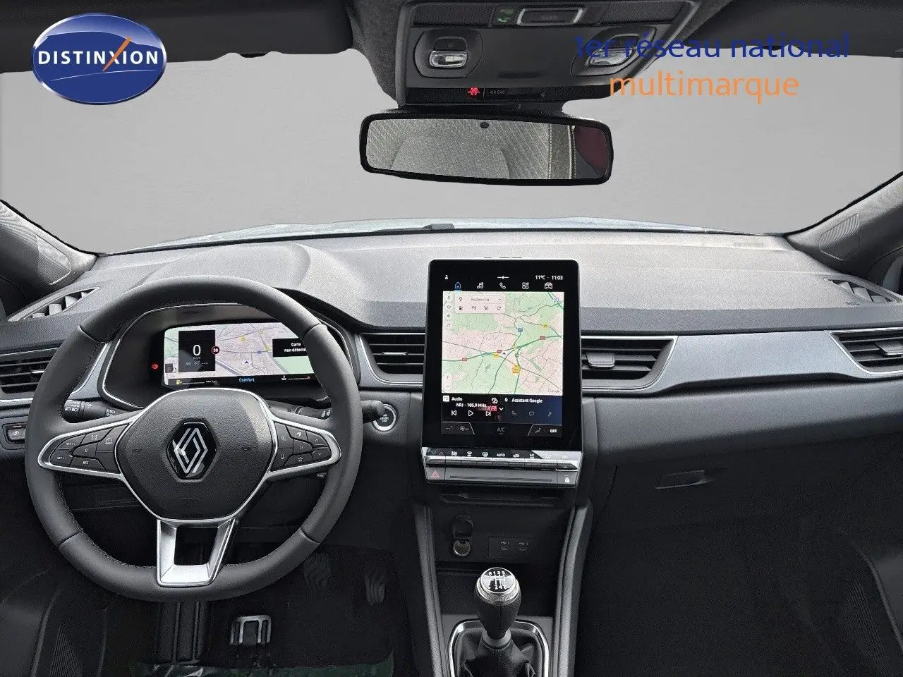 Vue intérieure frontale du tableau de bord du Renault Captur II hybride, avec écran tactile vertical et volant multifonction.