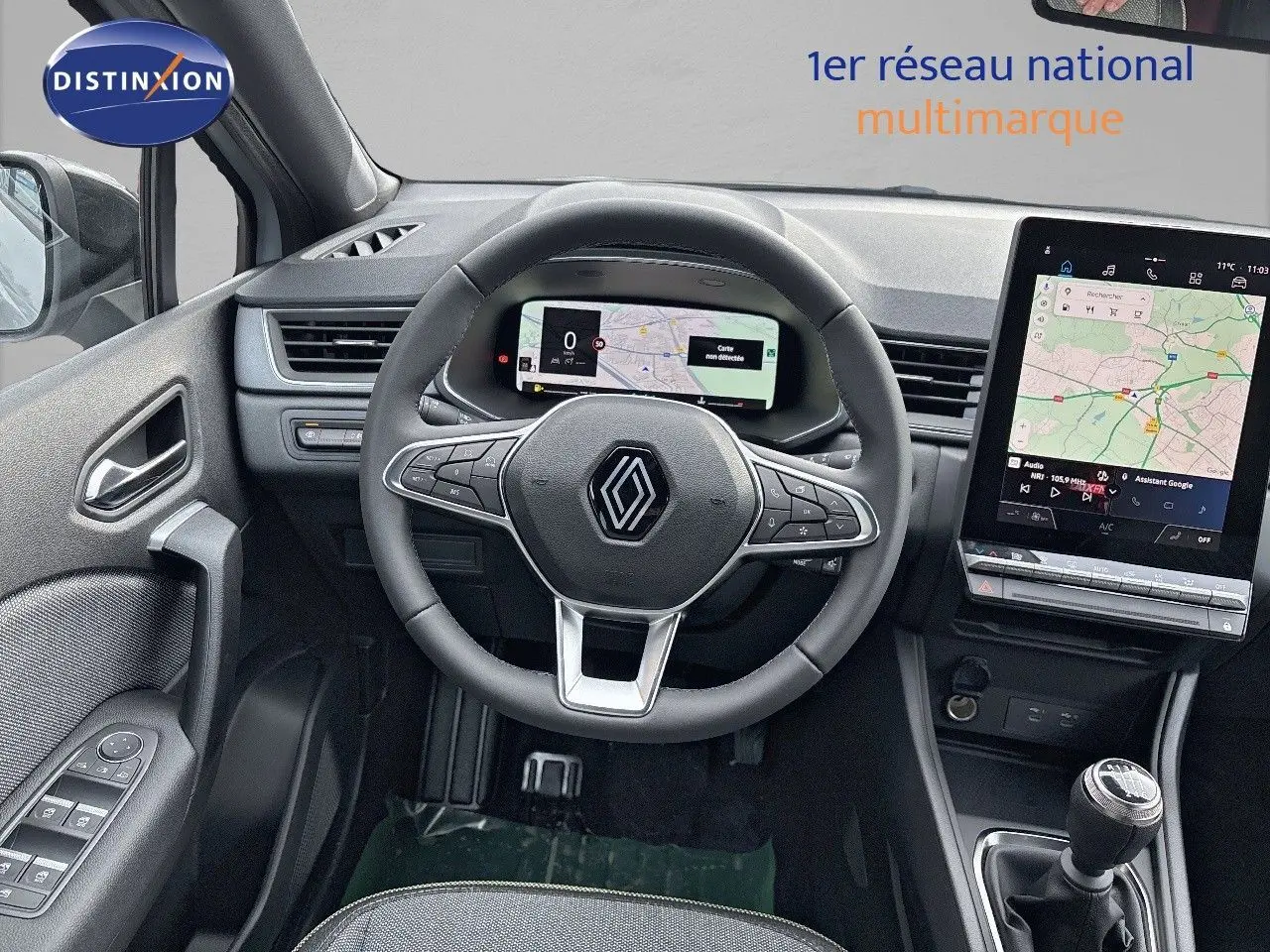 Vue intérieure centrée sur le volant et tableau de bord numérique du Renault Captur gris rafale métal avec toit noir.
