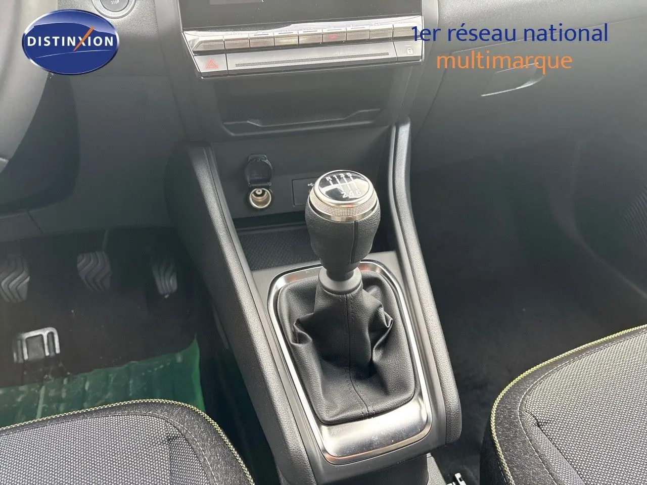 Vue rapprochée de la console centrale du Renault Captur 2025, montrant un levier de vitesse manuel en cuir noir.