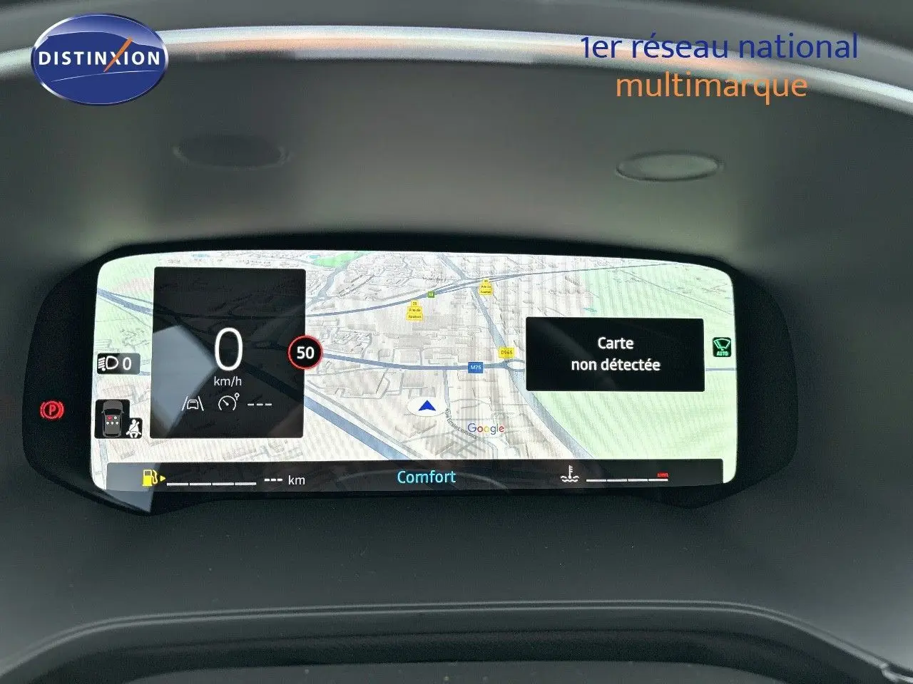 Affichage numérique du tableau de bord du Renault Captur II gris rafale, montrant la navigation et la vitesse à 0 km/h.