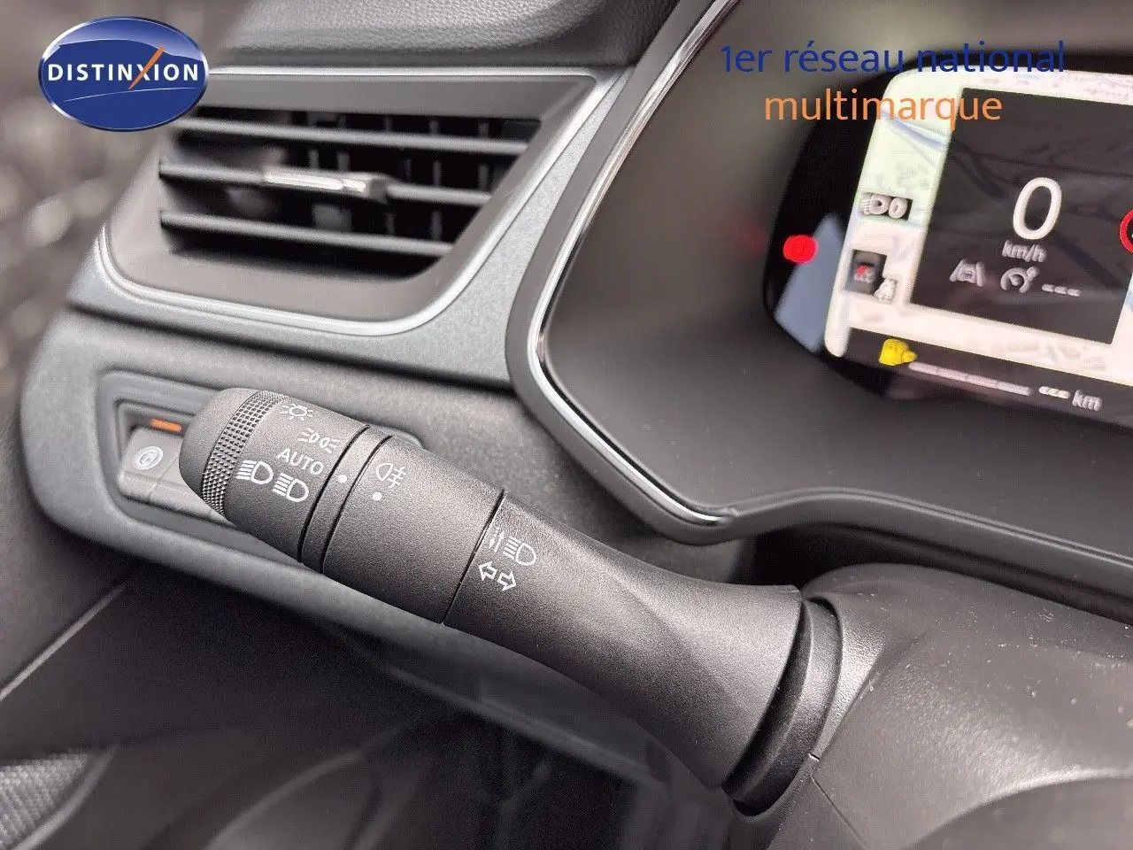 Gros plan sur la manette de commande d'éclairage noire du tableau de bord du Renault Captur gris Rafale 2025.