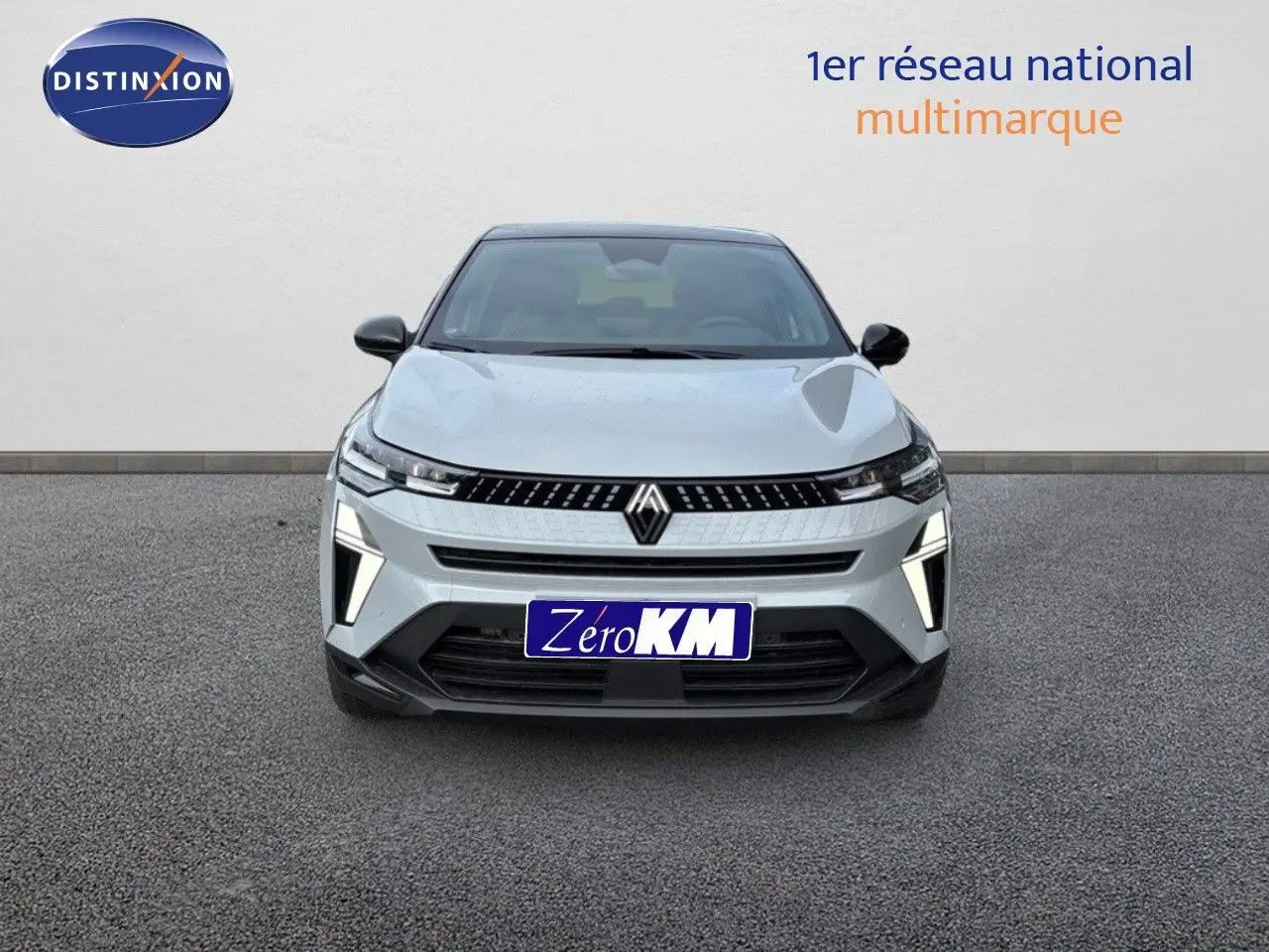 Vue avant d'un Renault Captur II gris Rafale métal avec toit noir, feux LED allumés sur fond neutre.