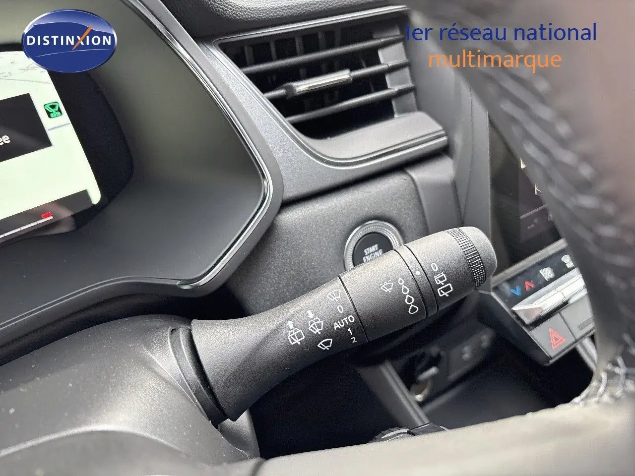 Gros plan sur la commande d’essuie-glace à gauche du volant dans l’habitacle gris noir du Renault Captur 2025.