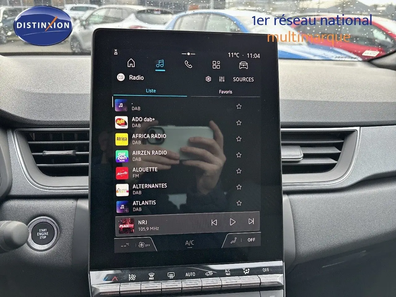 Vue intérieure centrée sur l'écran tactile du tableau de bord du Renault Captur II gris Rafale métal avec toit noir.