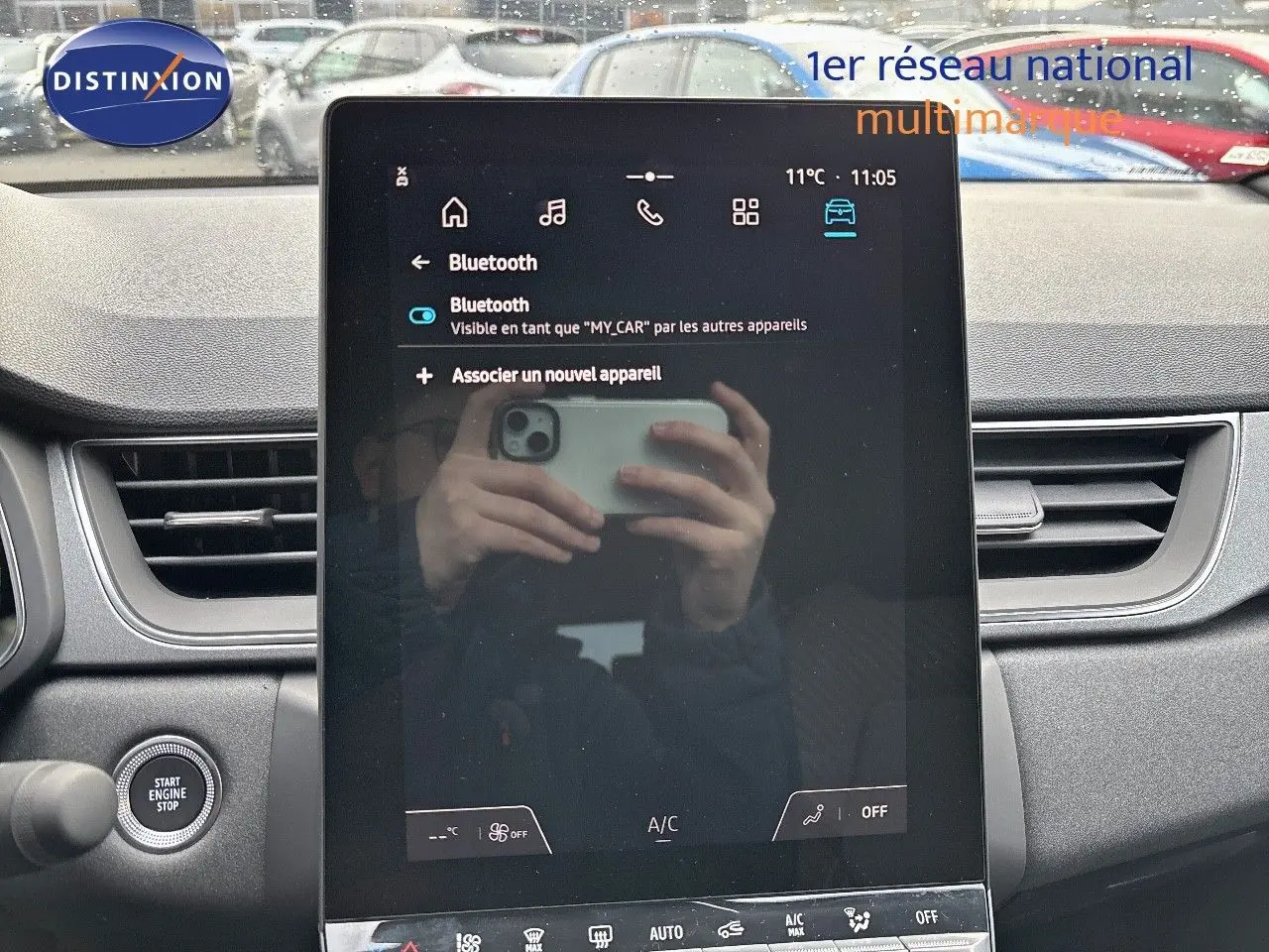 Vue intérieure centrée sur l'écran tactile du tableau de bord du Renault Captur gris rafale métal avec toit noir.
