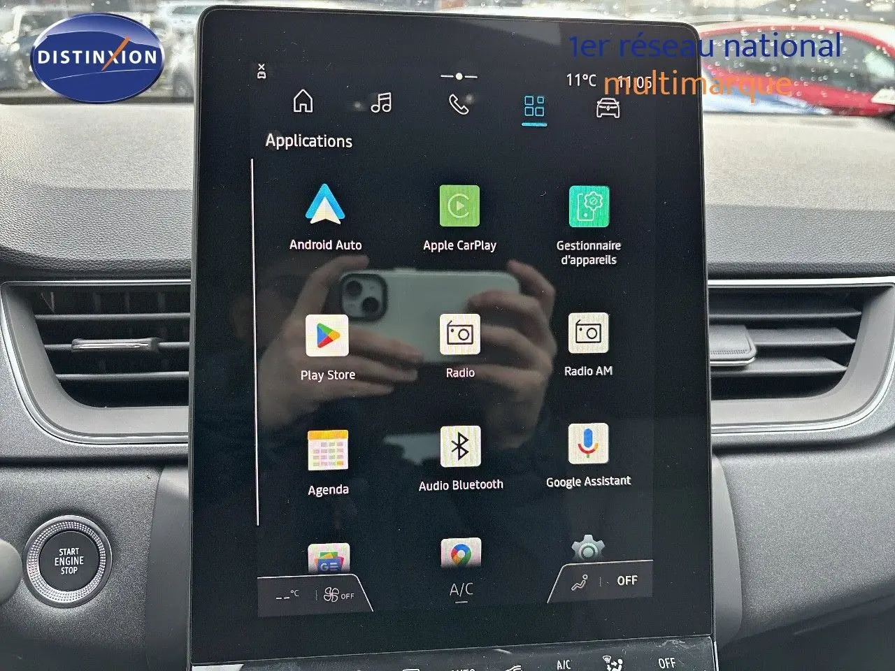 Vue intérieure centrée sur l’écran tactile multimédia du Renault Captur gris Rafale métal avec toit noir.
