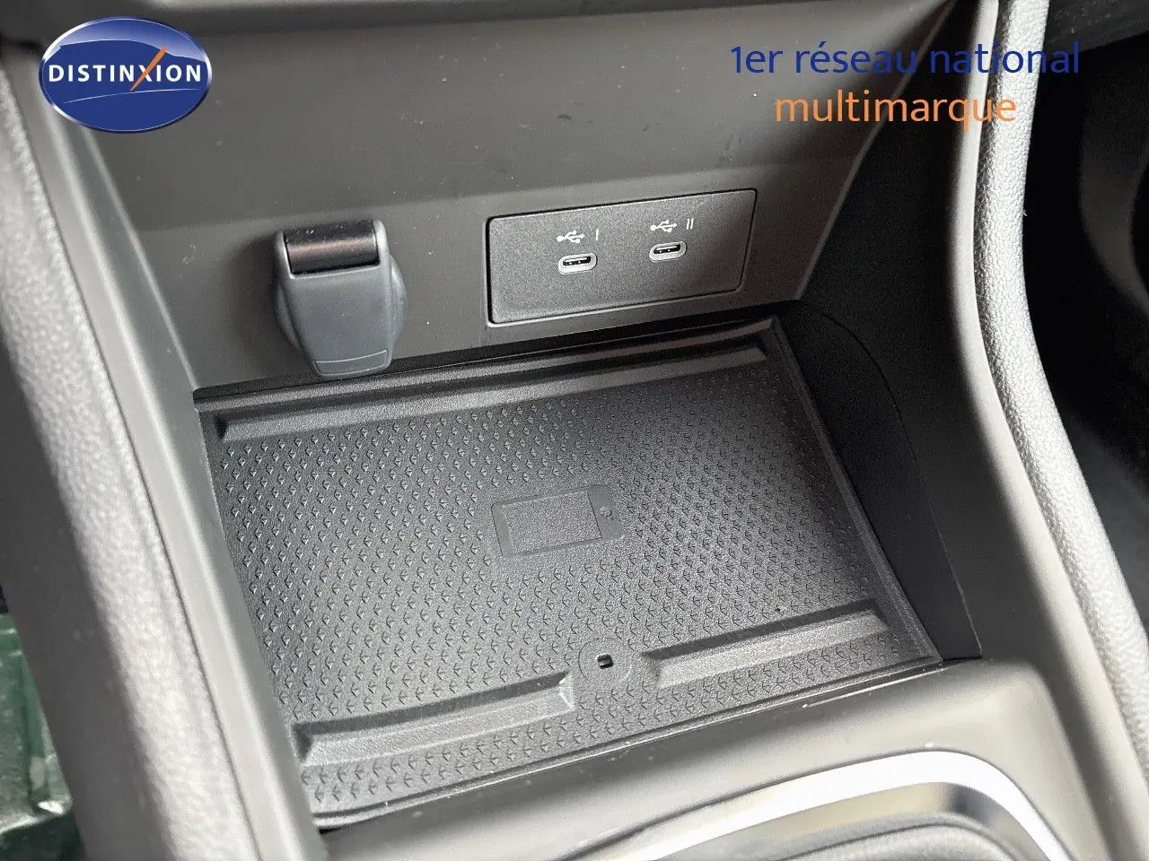Gros plan sur la console centrale du Renault Captur gris Rafale avec deux ports USB-C et un espace de rangement antidérapant.