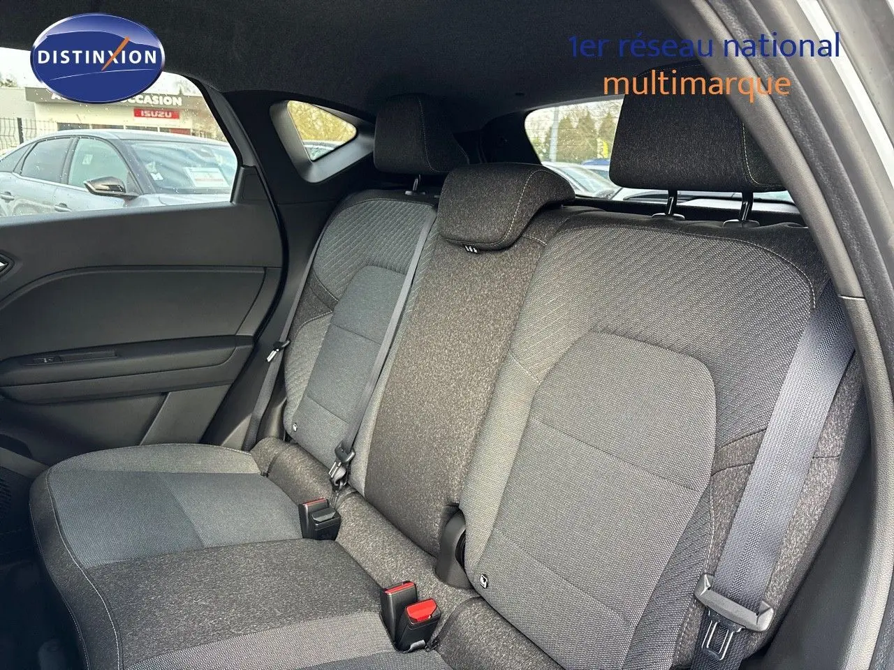 Vue intérieure côté droit sur les sièges arrière en tissu gris du Renault Captur II 1.6 E-TECH Hybride 2025.