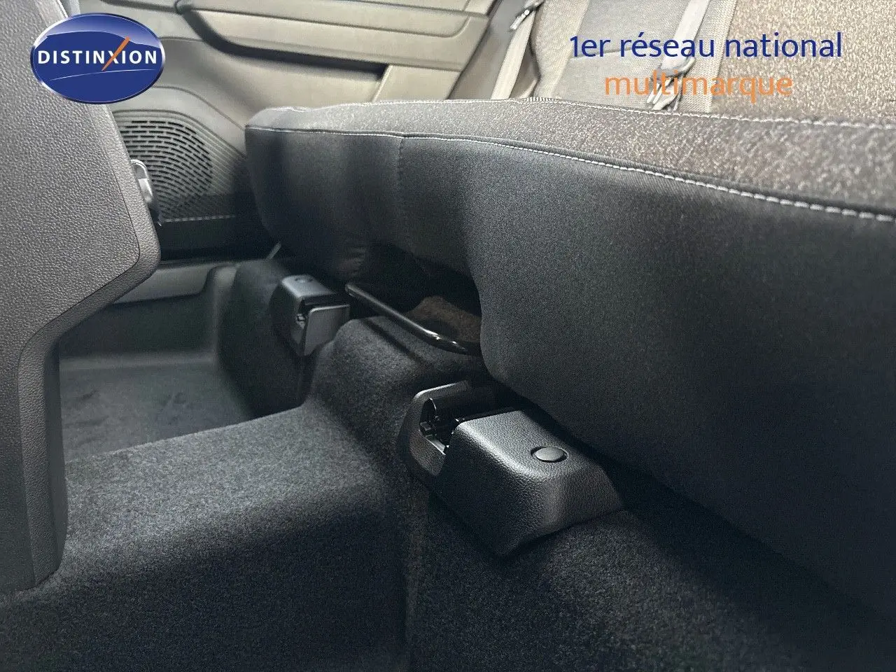 Gros plan sur le dessous de la banquette arrière du Renault Captur gris Rafale métal, montrant les fixations et moquette noire.