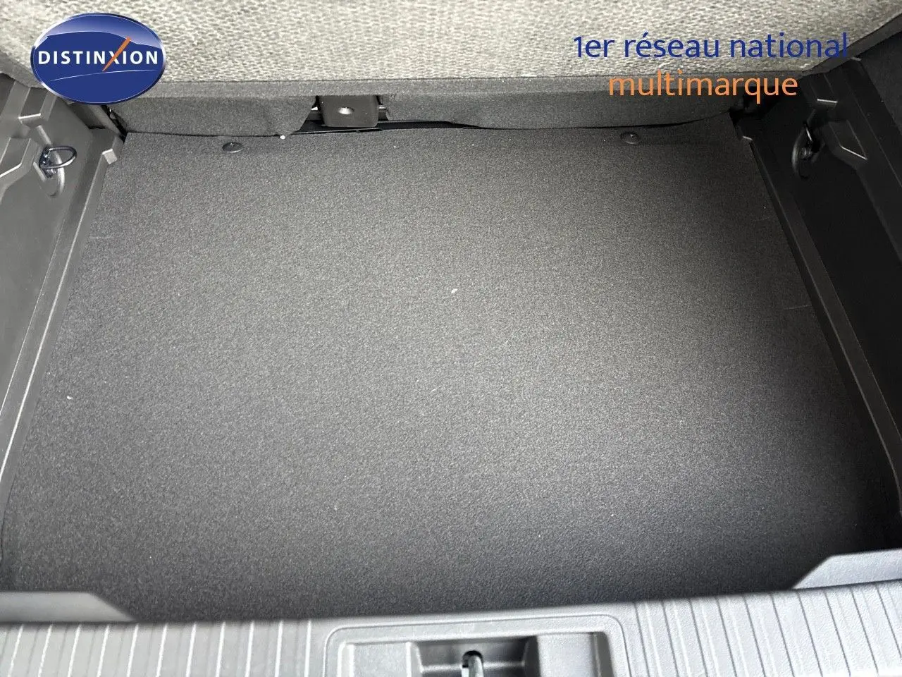 Vue intérieure du coffre spacieux et propre du Renault Captur II gris Rafale métal avec toit noir, version hybride 2025.