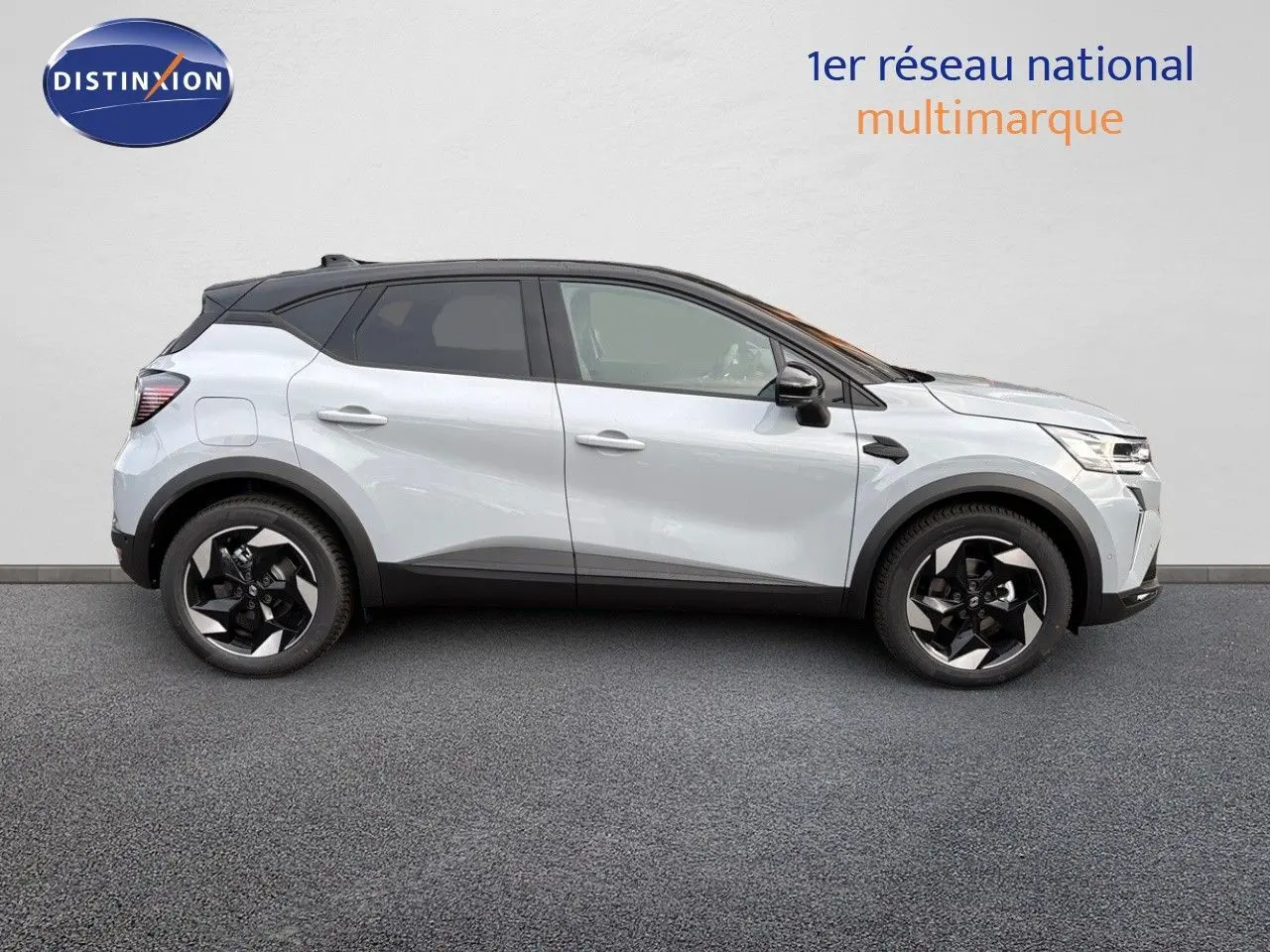 Profil côté gauche du Renault Captur II gris Rafale métal avec toit noir et jantes noires bicolores.