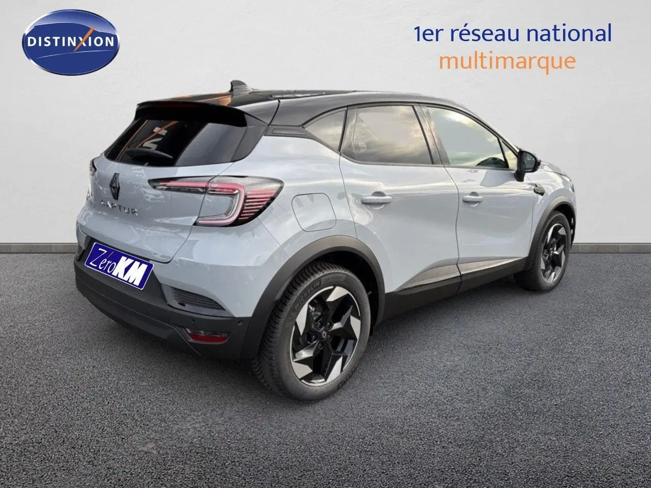 Renault Captur II hybride gris Rafale métal avec toit noir, vue 3/4 arrière droit, jantes noires distinctives.