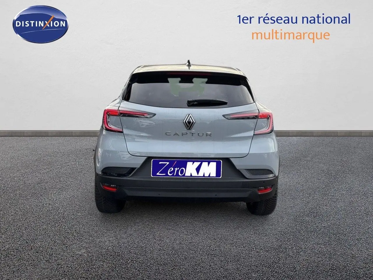 Vue arrière d’un Renault Captur gris Rafale métal avec toit noir, mettant en valeur ses feux LED et son logo distinctif.