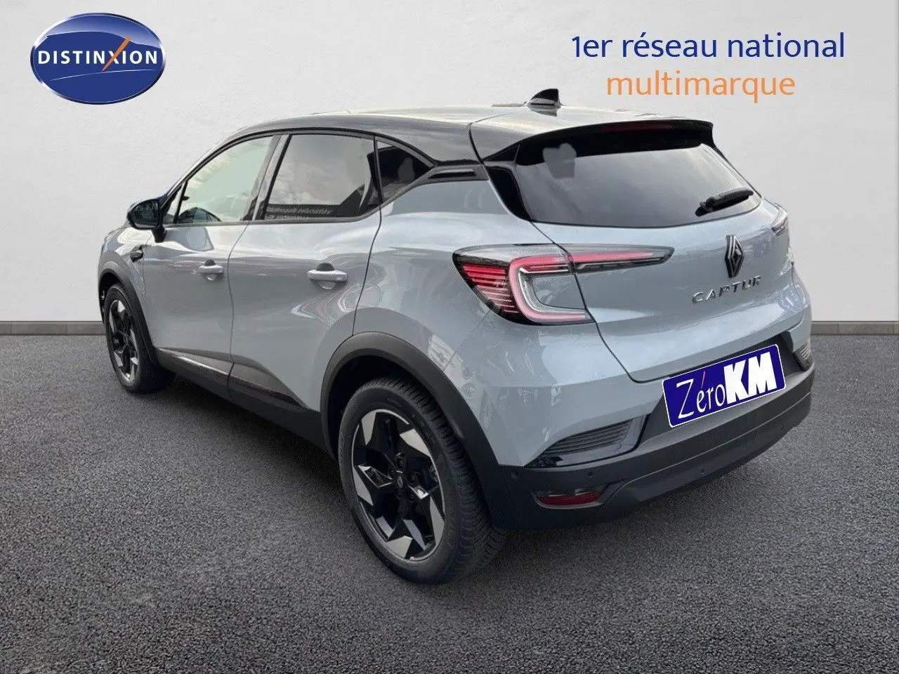 Renault Captur II hybride gris Rafale métal avec toit noir, vue 3/4 arrière droit soulignant ses feux LED et jantes noires.