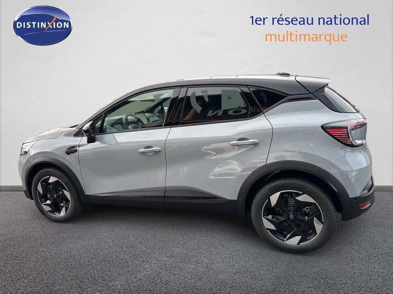Profil droit du Renault Captur II gris Rafale métal avec toit noir, roues noires et jantes 18 pouces bi-ton.