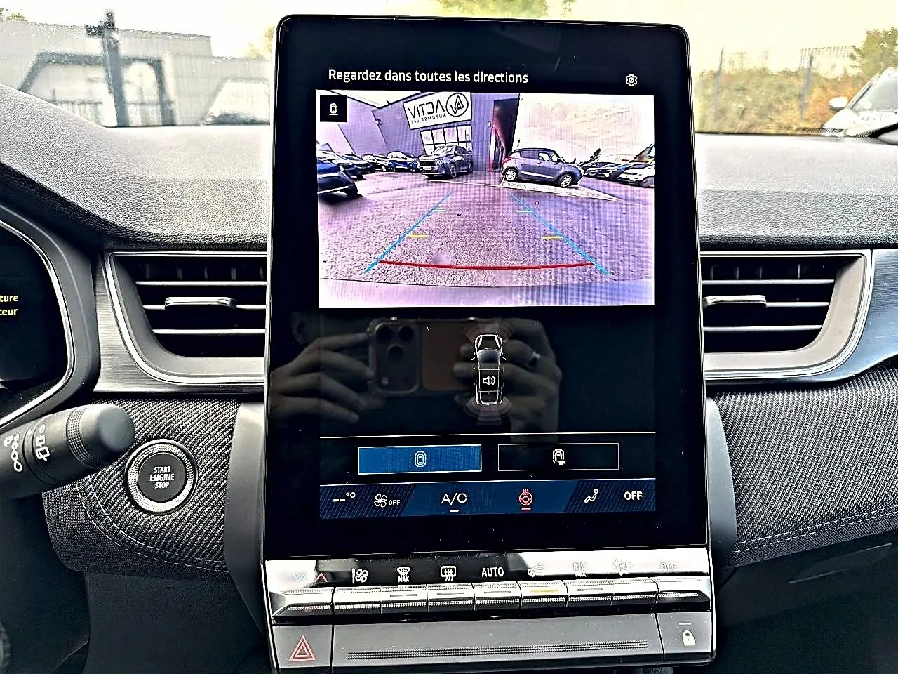 Vue rapprochée de l’écran tactile central affichant la caméra de recul dans l’habitacle gris du Renault Symbioz 2026.