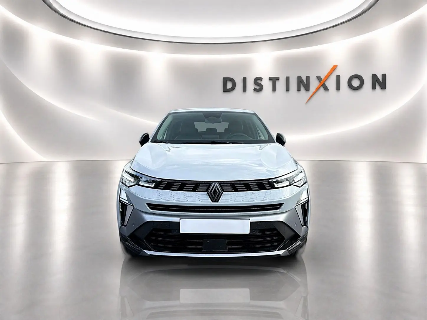 Vue avant d'une Renault Symbioz gris rafale dans un showroom lumineux avec logo Distinxion en arrière-plan.