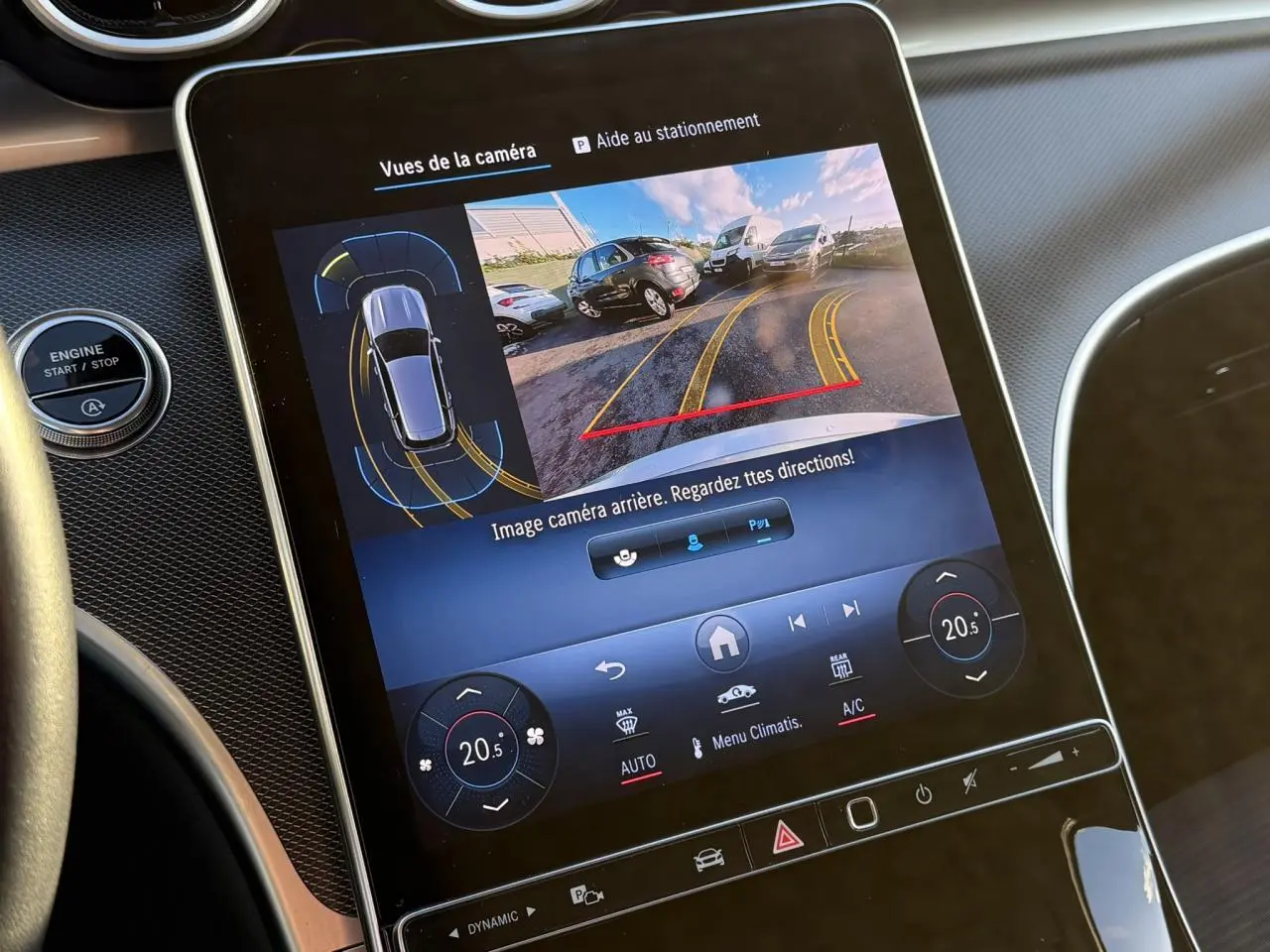 Gros plan sur le volant cuir noir de la Mercedes Classe C Break 2023 avec commandes multifonctions et tableau de bord digital.