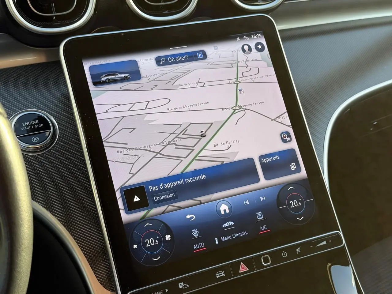 Intérieur noir d'une Mercedes Classe C Break 2023, vue frontale du tableau de bord avec écran tactile central et volant multifonction.