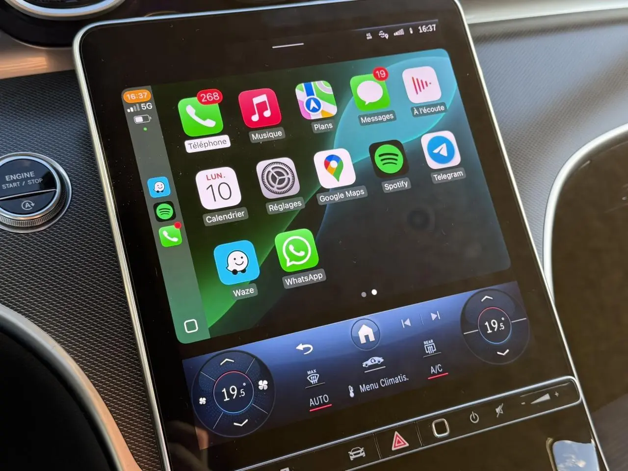 Vue rapprochée de l'écran tactile central et console noire brillante du Mercedes Classe C Break argent High-Tech 2023.