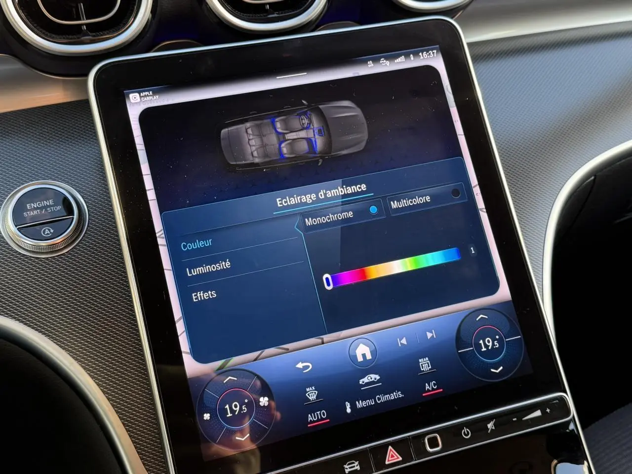 Vue rapprochée de l'écran tactile MBUX 11,9'' affichant les applications connectées dans le break Mercedes Classe C argent.