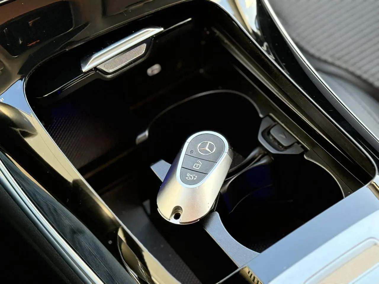 Écran tactile central affichant la caméra de recul dans l’habitacle noir brillant d’une Mercedes Classe C Break argent High-Tech.