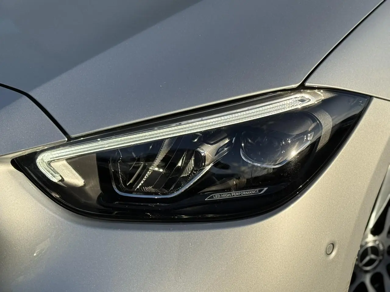 Vue 3/4 arrière droite d'un break Mercedes Classe C 200d argent High-Tech avec feux LED et double sortie d'échappement chromée.