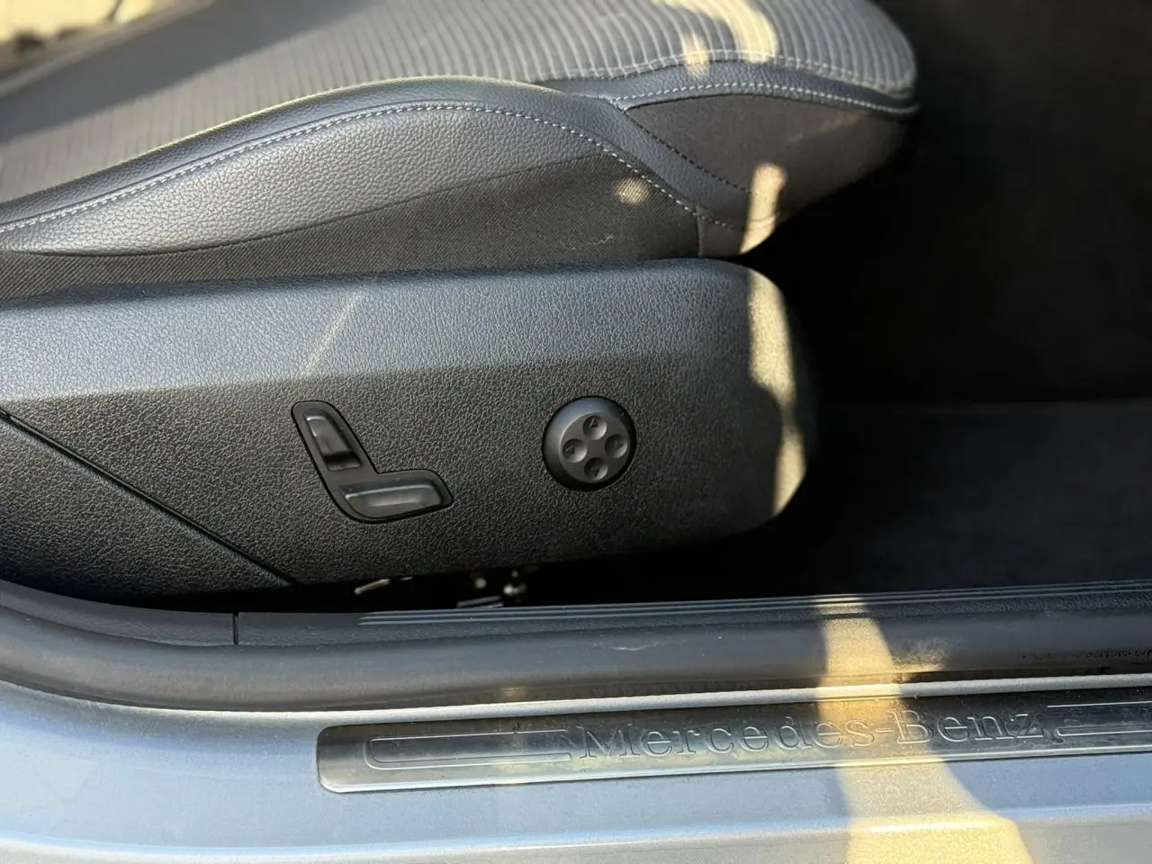 Vue intérieure côté droit des sièges avant noirs et de la console centrale d'une Mercedes Classe C Break 2023.