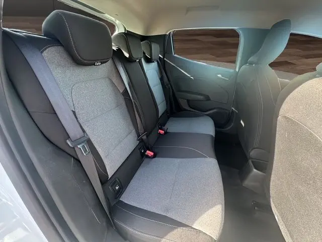 Vue latérale droite de la banquette arrière gris clair et noir de la Renault Clio V 2025 avec ceintures et appuie-têtes.