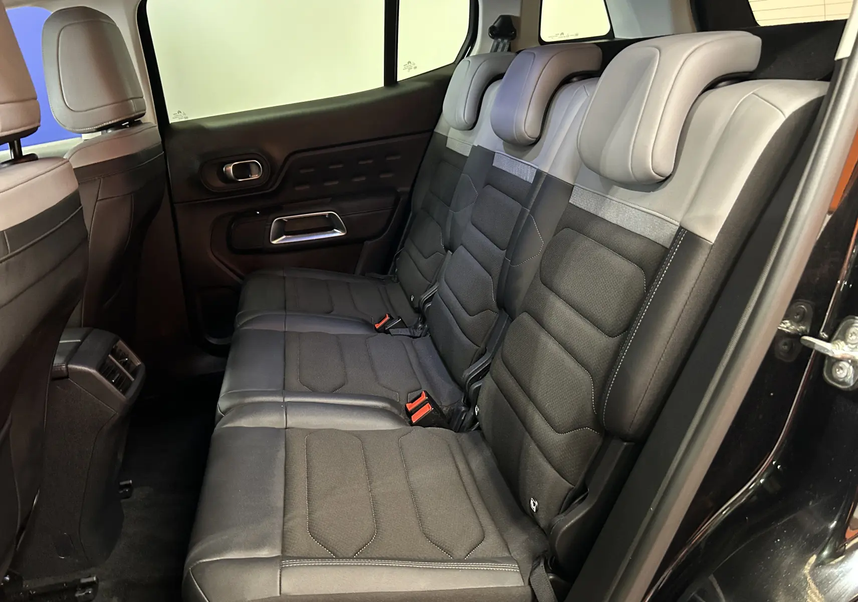 Vue intérieure côté gauche des sièges arrière en cuir noir et gris du Citroën C5 Aircross Ph.2 Max Hybride 2024.