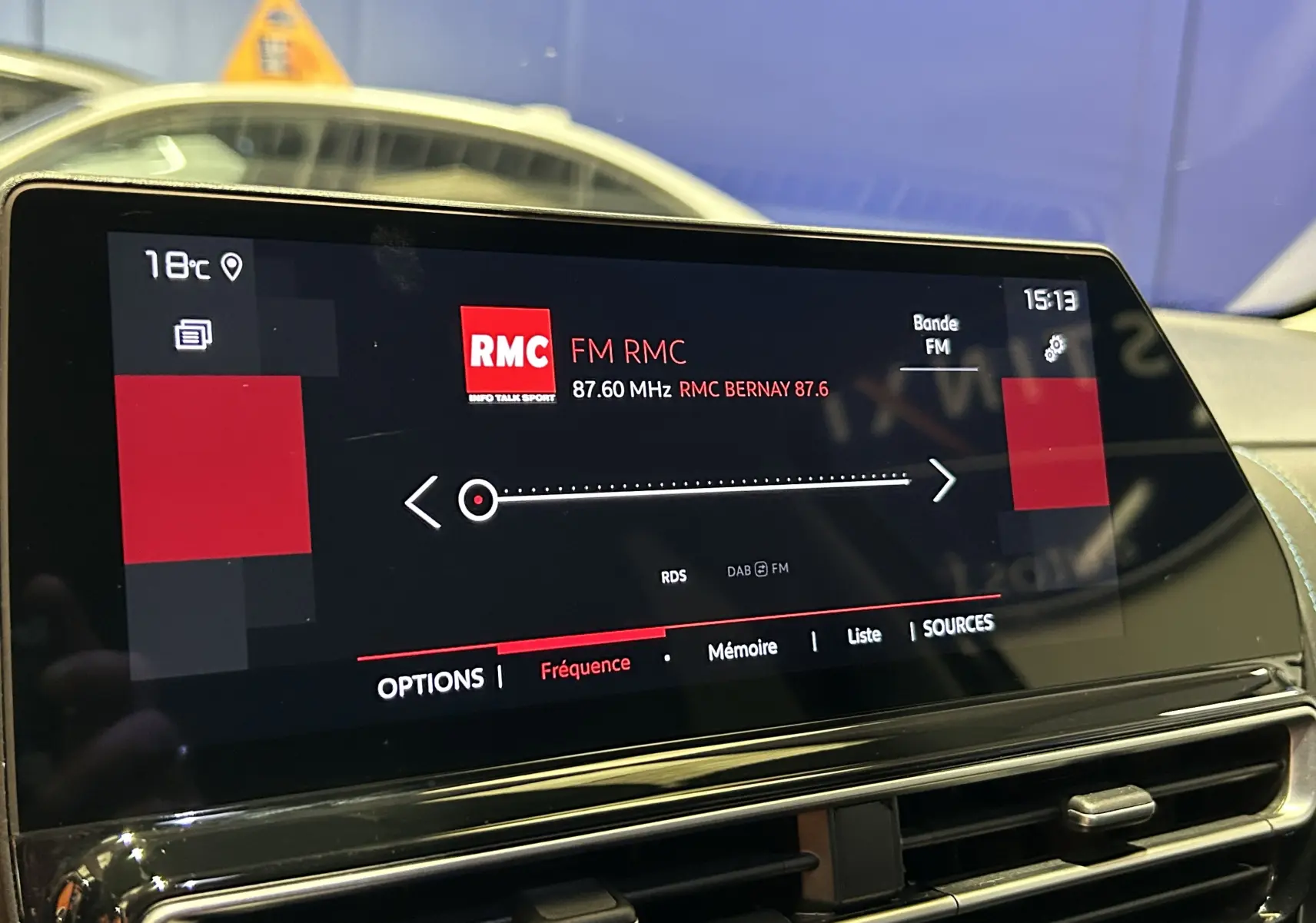 Écran tactile central du tableau de bord du Citroën C5 Aircross 2024 affichant la radio FM RMC à 87,6 MHz.