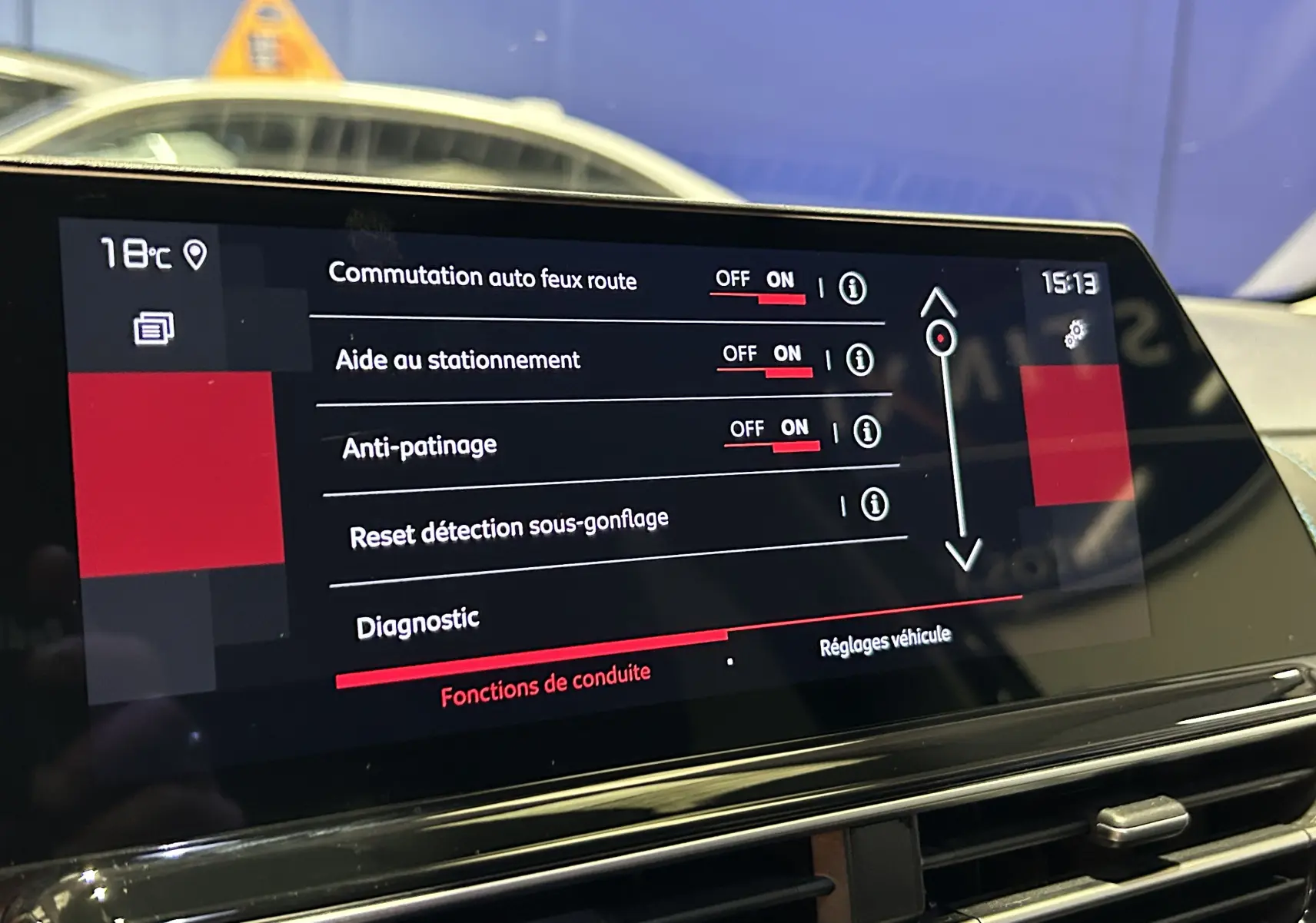 Écran tactile central du Citroën C5 Aircross noir, affichant les réglages d’aides à la conduite en intérieur.