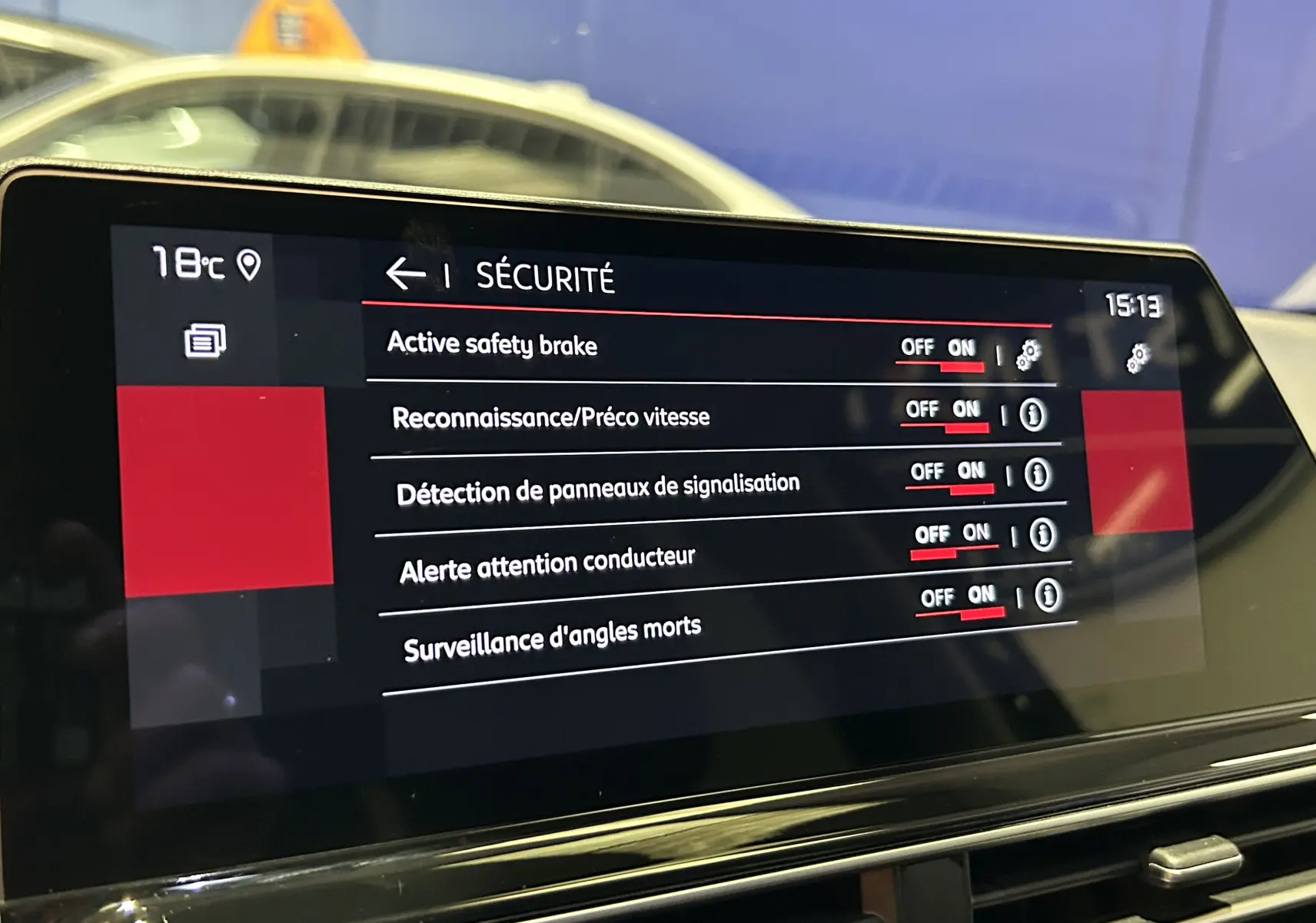 Écran tactile intérieur du Citroën C5 Aircross Ph.2 noir, affichant le menu des aides à la sécurité activées.