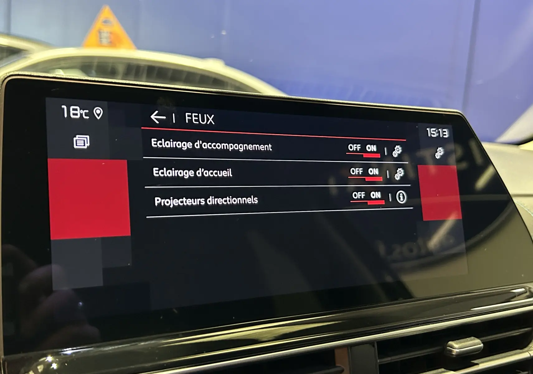 Écran tactile intérieur du Citroën C5 Aircross 2024 affichant les réglages des feux avec interface moderne.