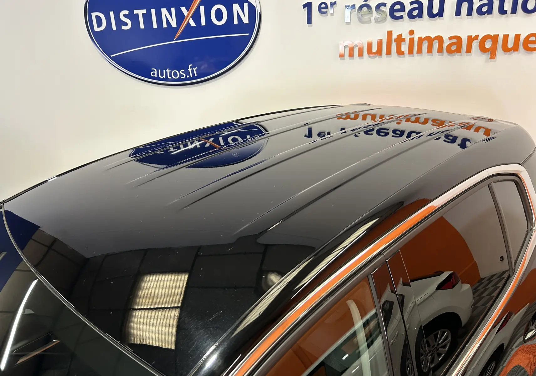 Toit panoramique noir brillant du Citroën C5 Aircross Ph.2 Max Hybride 2024 vu en plongée côté droit.