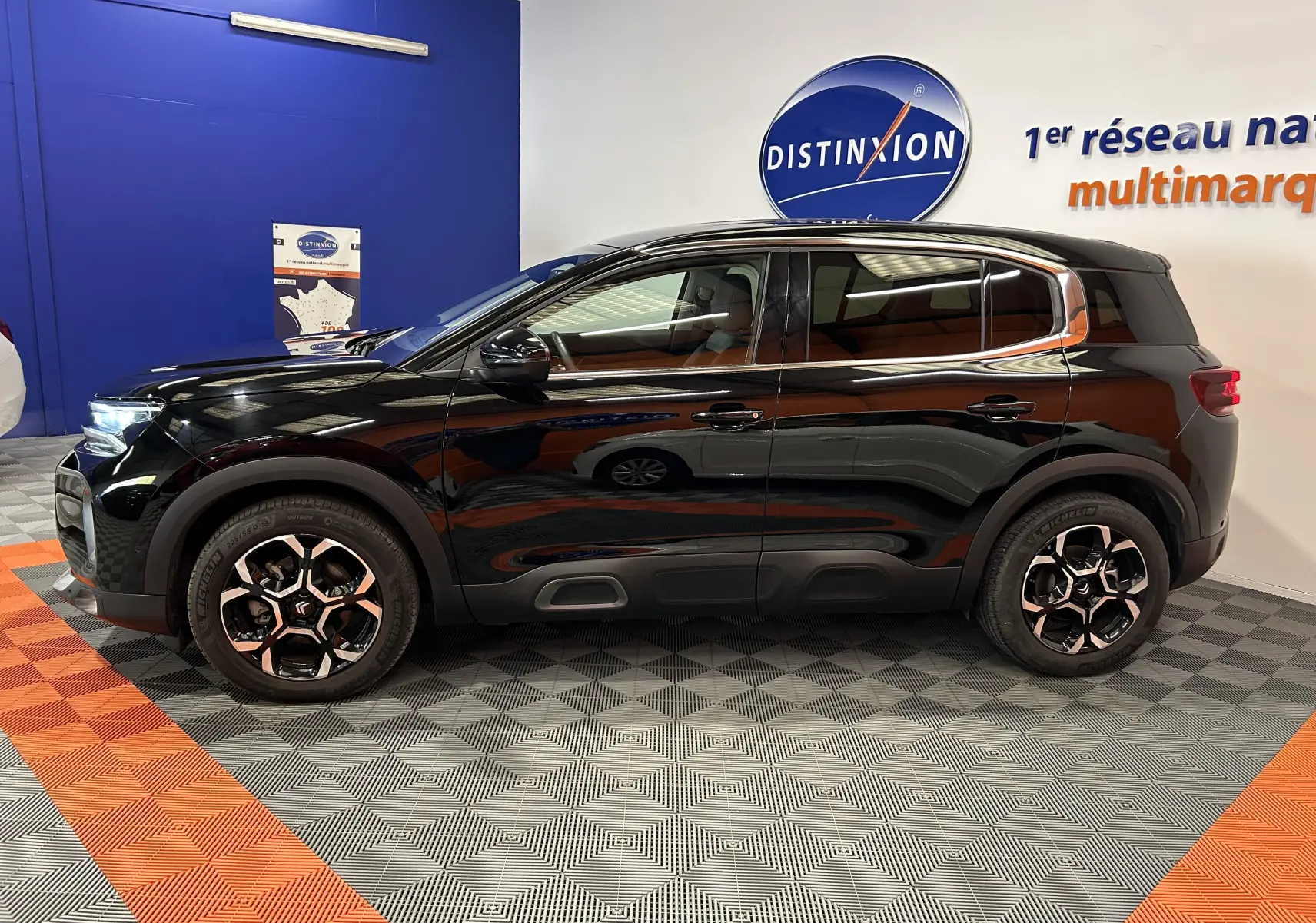 Profil côté gauche d'un Citroën C5 Aircross 2024 noir Perla Nera, avec jantes bicolores et détails chromés sur les vitres.