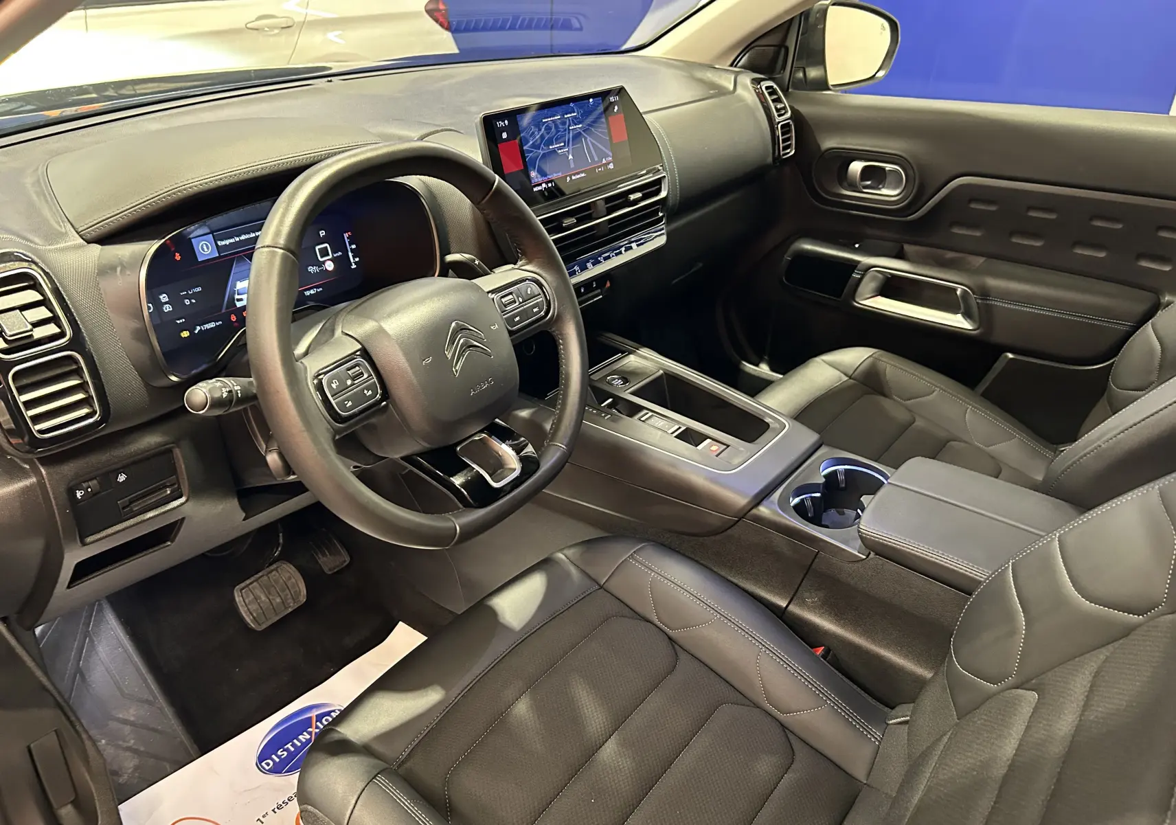 Intérieur noir du Citroën C5 Aircross 2024, vue côté conducteur sur tableau de bord numérique et écran central tactile.