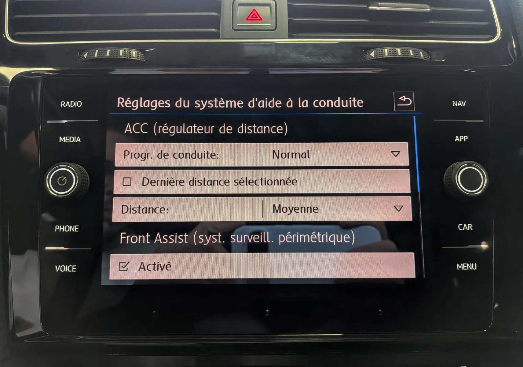 Écran central de la Volkswagen Golf VII TSI 125 CH Sound 2018 montrant les réglages d'aide à la conduite.