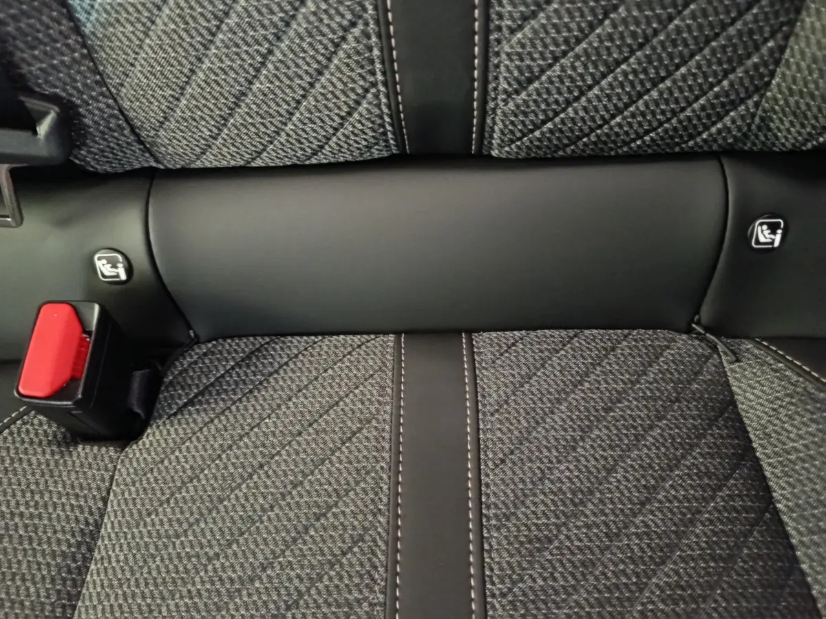 Gros plan sur la banquette arrière gris foncé de la Peugeot 208 2025 avec ceintures et fixations Isofix visibles