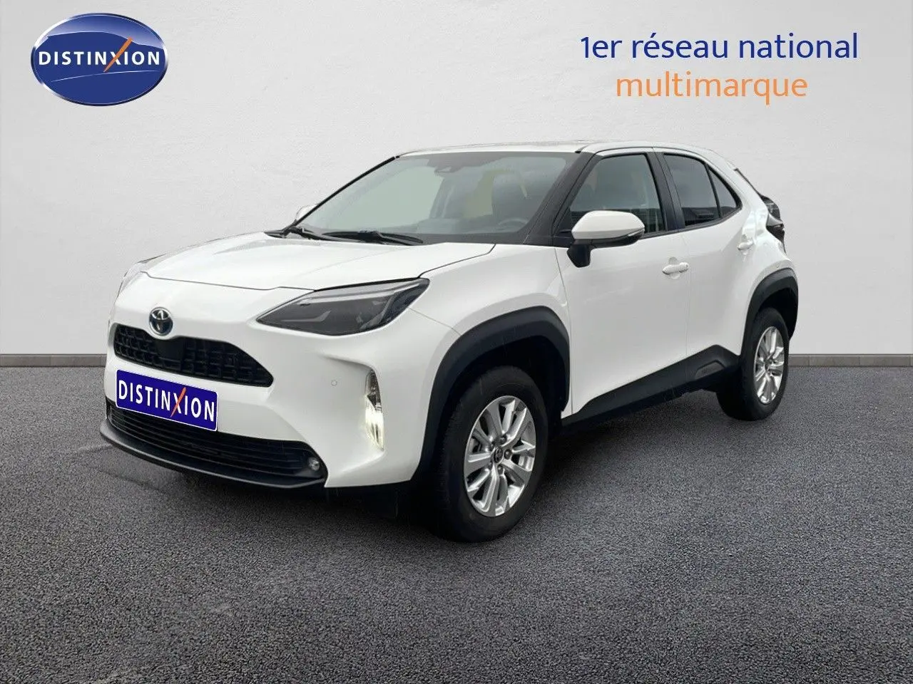 Toyota Yaris Cross Hybrid blanc vue 3/4 avant droit avec jantes alliage et détails noirs contrastants.
