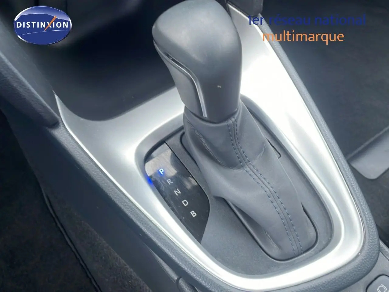 Gros plan sur le levier de vitesses automatique en cuir gris de la Toyota Yaris Cross Hybrid 117ch Business 2024.