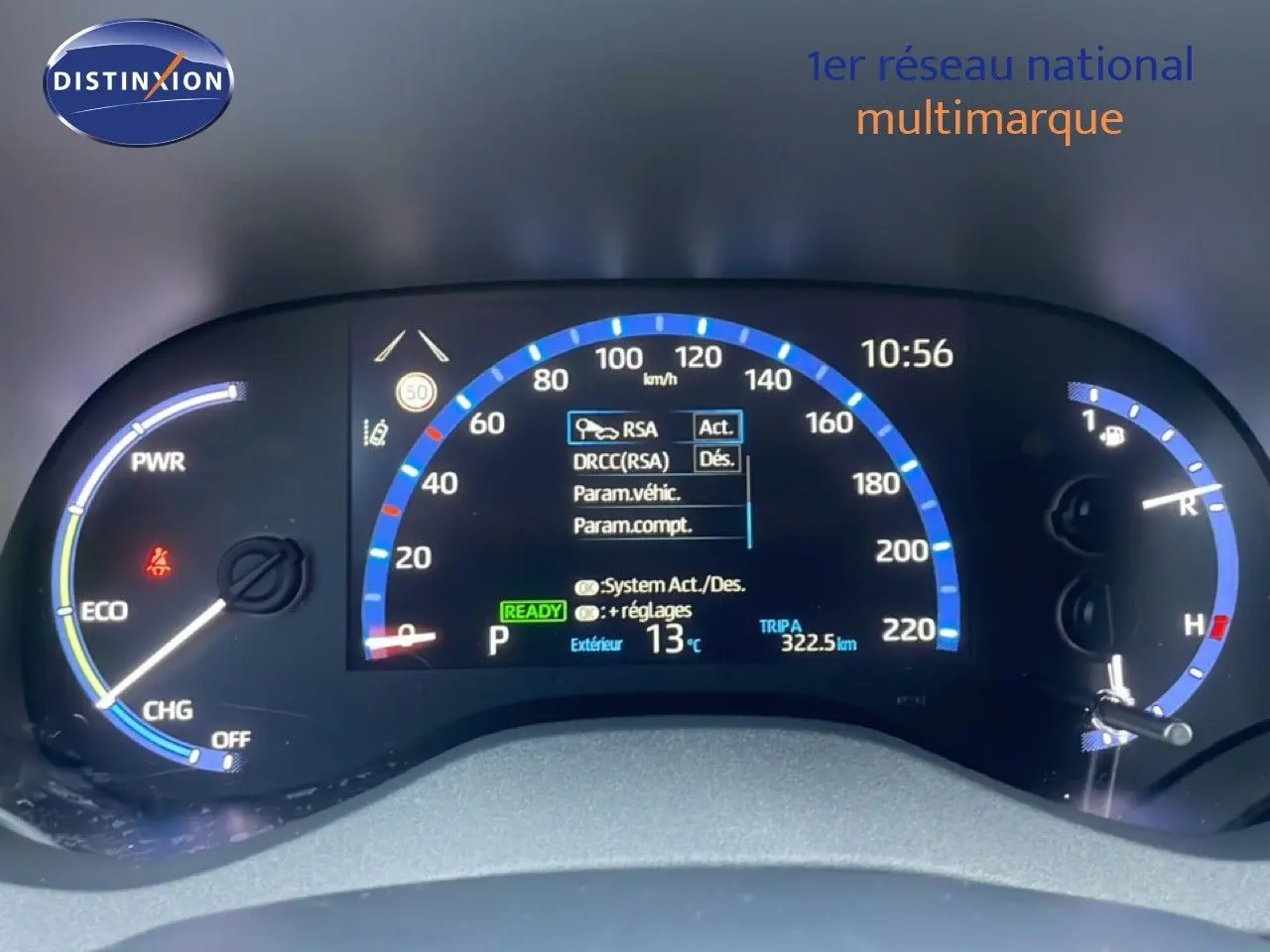 Tableau de bord numérique de Toyota Yaris Cross blanc 2024, affichant la vitesse, température et options hybrides.