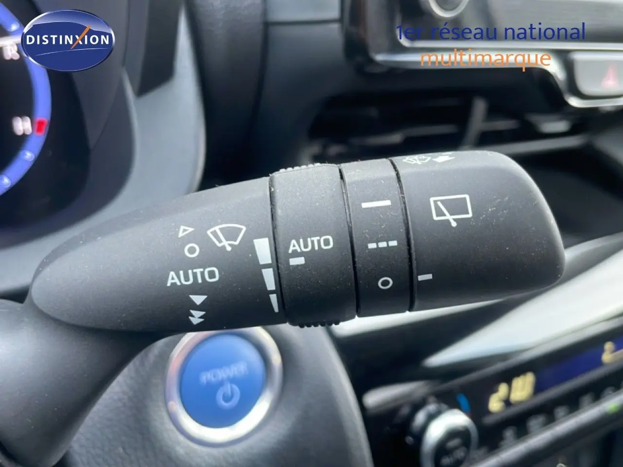 Gros plan sur la commande d’essuie-glace automatique dans l’habitacle d’une Toyota Yaris Cross blanche 2024.