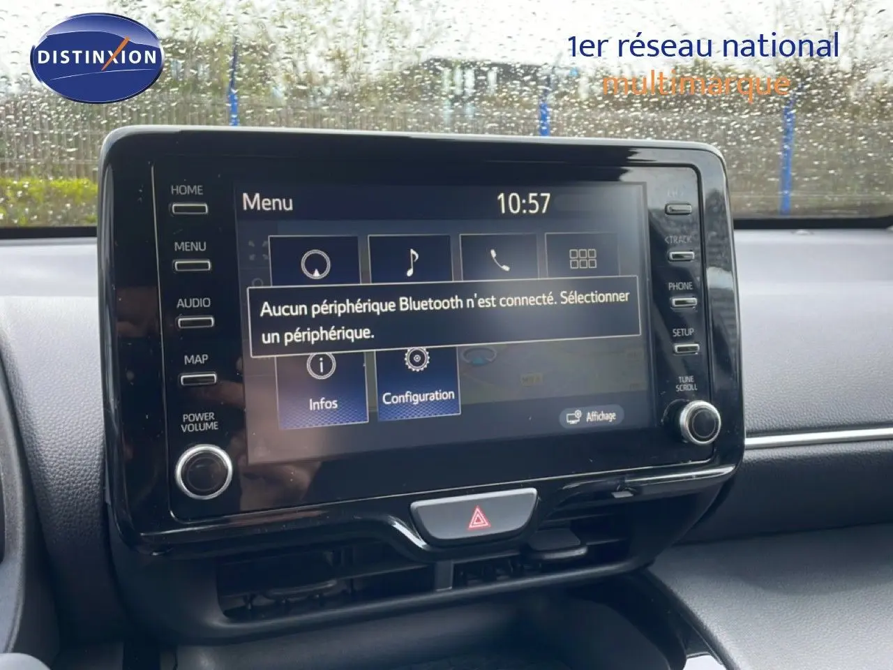 Vue rapprochée de l’écran tactile central du tableau de bord de la Toyota Yaris Cross blanche, affichant le menu Bluetooth.